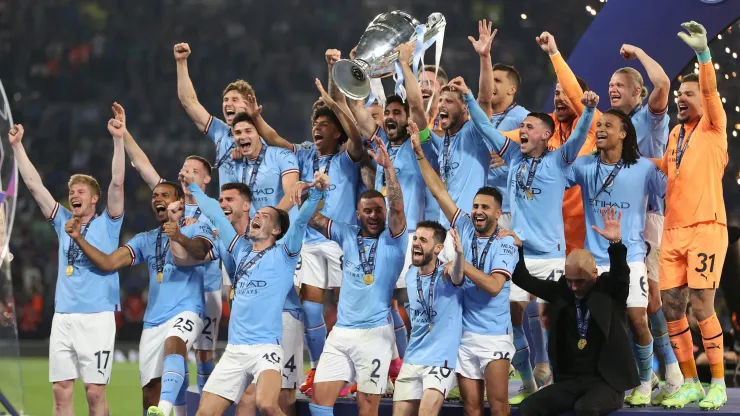  Jugadores del Manchester City celebrando con el trofeo de campeones de la liga.